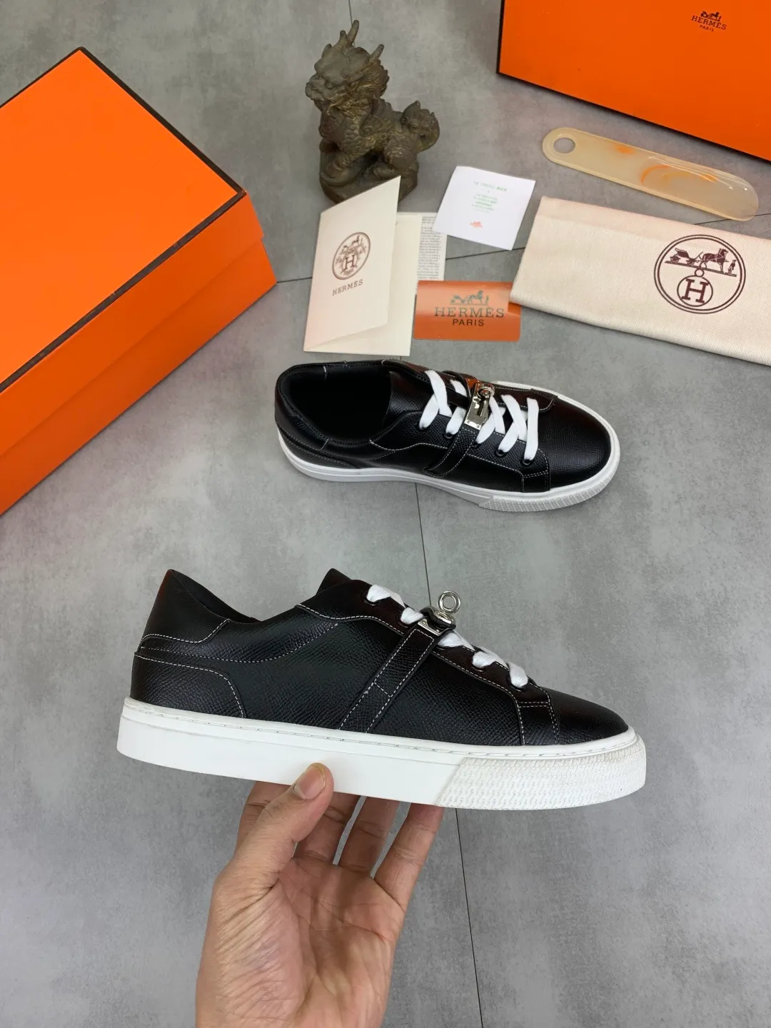 Men's men's shoes 💰P640 New Hermes top version Hermès classic couple style #𝐊𝐞𝐥𝐥𝐲 buckle casual white shoes skateboard shoes that will not conflict with shoes at all. Full of unknowns, Hermès rarely produces flat casual shoes and they are paired with classic palladium-plated Kelly shoe buckles! You'll fall in love with it at first sight. It's super versatile and can be worn with any skirt or pants. 🉑️Close your eyes and wear it. It's super noble. Fabric: Specific cowhide/canvas material. Lining: Sheepskin lining. Outsole: Original molded TPU outsole. Size: 35-45.